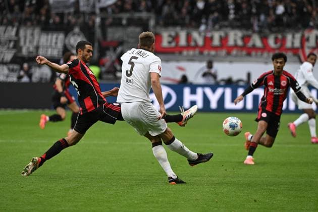 25 10 2025, xpsx, Fussball 1 Bundesliga, Eintracht Frankfurt FC St Pauli v l Ellyes Skhiri Eintracht Frankfurt Hauke Wahl FC St Pauli Zweikampf, Aktion, action, battle for the ball DFL DFB REGULATIONS PROHIBIT ANY USE OF PHOTOGRAPHS as IMAGE SEQUENCES and or QUASI VIDEO Frankfurt am Main