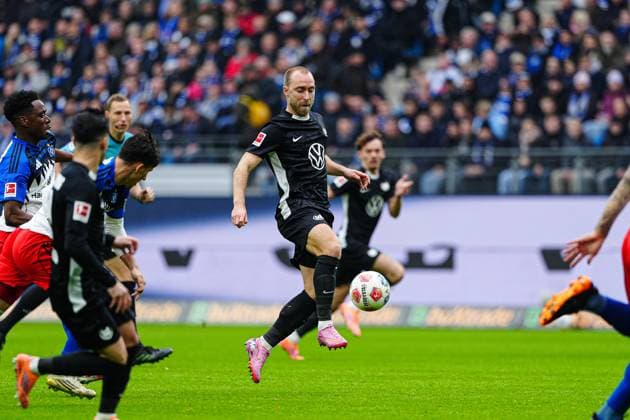 Christian Eriksen VfL Wolfsburg, 24 GER, Hamburger SV vs VfL Wolfsburg, Football, 1 Bundesliga, Matchday 8, Season 2025 2026, 25 10 2025 DFL REGULATIONS PROHIBIT ANY USE OF PHOTOGRAPHS AS IMAGE SEQUENCES AND OR QUASI VIDEO GER, Hamburger SV vs VfL Wolfsburg, Football, 1 Bundesliga, Matchday 8, Season 2025 2026, 25 10 2025 Hamburg Copyright: xEibner-Pressefoto MarcelxvonxFehrnx EP_MFN