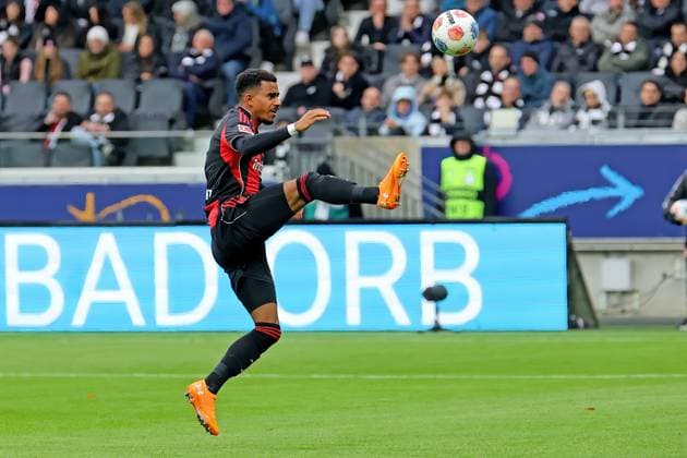Frankfurt, Germany 25 October 2025 1 BL 2025 2026 Eintracht Frankfurt vs FC St Pauli In the picture Ansgar Knauff Frankfurt with artistic ball reception DFL regulations prohibit any use of photographs as image sequences and or quasi video Deutsche Bank Park Hessen Copyright: xFotostandx xRacochax