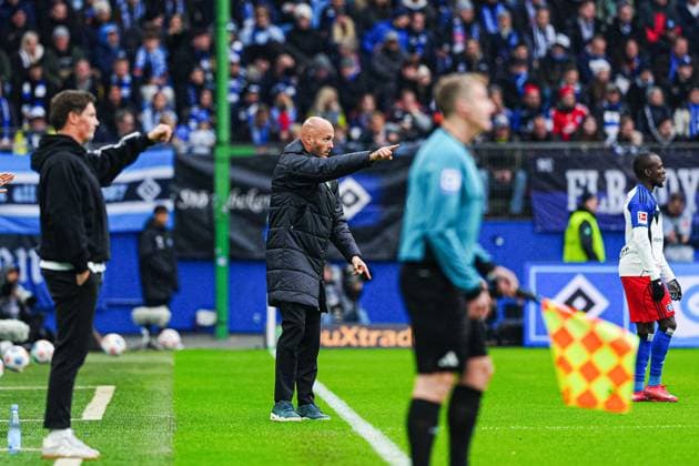 Paul Simonis VfL Wolfsburg, Coach GER, Hamburger SV vs VfL Wolfsburg, Football, 1 Bundesliga, Matchday 8, Season 2025 2026, 25 10 2025 DFL REGULATIONS PROHIBIT ANY USE OF PHOTOGRAPHS AS IMAGE SEQUENCES AND OR QUASI VIDEO GER, Hamburger SV vs VfL Wolfsburg, Football, 1 Bundesliga, Matchday 8, Season 2025 2026, 25 10 2025 Hamburg Copyright: xEibner-Pressefoto MarcelxvonxFehrnx EP_MFN