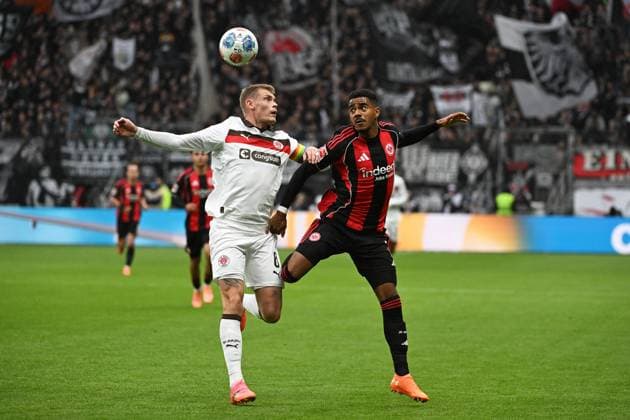 25 10 2025, xpsx, Fussball 1 Bundesliga, Eintracht Frankfurt FC St Pauli v l Eric Smith FC St Pauli Ansgar Knauff Eintracht Frankfurt Zweikampf, Aktion, action, battle for the ball DFL DFB REGULATIONS PROHIBIT ANY USE OF PHOTOGRAPHS as IMAGE SEQUENCES and or QUASI VIDEO Frankfurt am Main