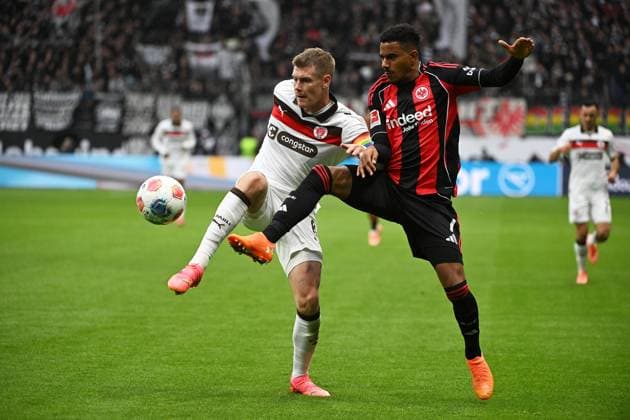 25 10 2025, xpsx, Fussball 1 Bundesliga, Eintracht Frankfurt FC St Pauli v l Eric Smith FC St Pauli Ansgar Knauff Eintracht Frankfurt Zweikampf, Aktion, action, battle for the ball DFL DFB REGULATIONS PROHIBIT ANY USE OF PHOTOGRAPHS as IMAGE SEQUENCES and or QUASI VIDEO Frankfurt am Main