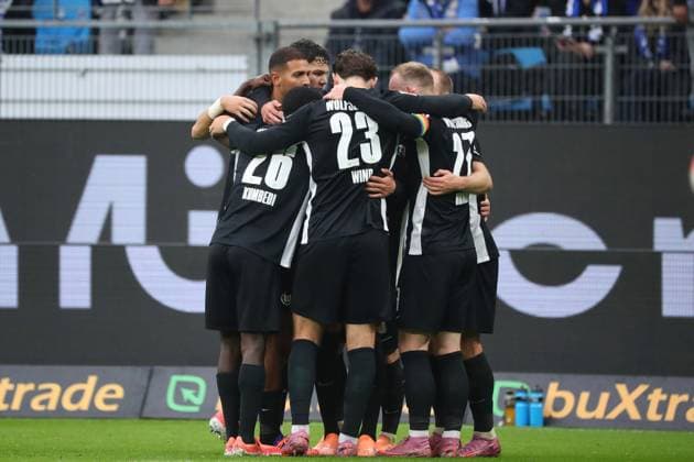 HSV vs VfL, 1 BL Hamburg, 25 10 2025, FOOTBALL Hamburger SV vs VfL Wolfsburg, 1 BL, Season 2025 26 Adam Daghim VfL Wolfsburg celebrates with teammates after his goal to 0 1 Hamburg