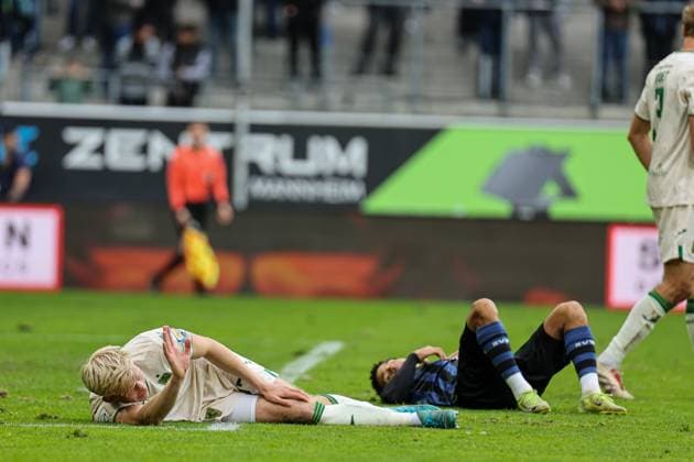 Both players fall after the press ball Raphael Schifferl 37, TSV and Cardoso Mendes SV Waldhof Mannheim, 35 at SV Waldhof Mannheim 1860 Munich on 25 10 25 at Carl Benz Stadium, Mannheim xamx Photo Alfio Marino Copyright: