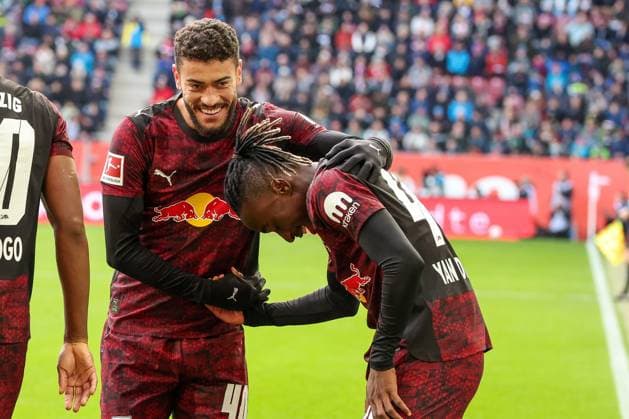 Romulo Cardoso 40 RB Leipzig congratulates Yan Diomande 49 RB Leipzig on 0 1, goal celebration, , FC Augsburg vs RB Leipzig, Football, Men, DFL, Bundesliga, Season 2025 2026, WWK Arena, Matchday 8, 25 10 2025 Augsburg Bayern Germany Copyright: xkolbert-press MartinxAgüerax