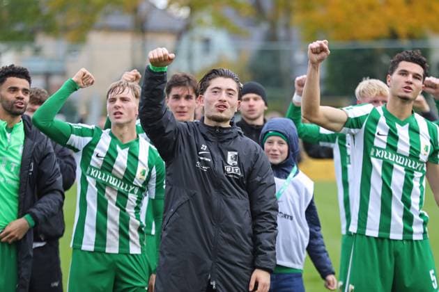 Soccer Regionalliga Nordost BSG Chemie Leipzig Hertha BSC U23 25 10 2025 Valon Aliji 14, Chemie Leipzig Mitte and his team celebrate their victory with the fans Football, Regionalliga Nordost, Season 2025 2026, Matchday 13 BSG Chemie Leipzig vs Hertha BSC II on 25 10 2025 at Alfred Kunze Sportpark, Leipzig Leutzsch Copyright: xBEAUTIFULxSPORTS JanxKaeferx
