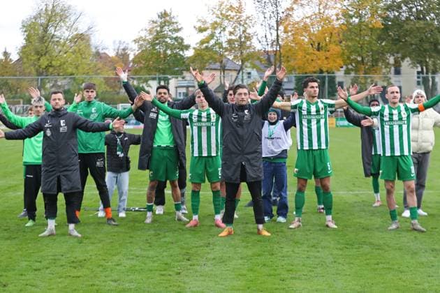 Soccer Regionalliga Nordost BSG Chemie Leipzig Hertha BSC U23 25 10 2025 The Chemie team celebrates the victory with the fans Soccer, Regionalliga Nordost, Season 2025 2026, Matchday 13 BSG Chemie Leipzig vs Hertha BSC II on 25 10 2025 at Alfred Kunze Sportpark, Leipzig Leutzsch Copyright: xBEAUTIFULxSPORTS JanxKaeferx