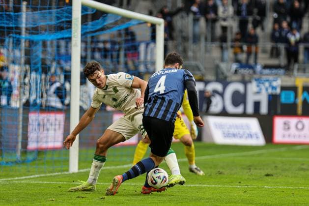 Tim Sechelmann SV Waldhof Mannheim, 4 on the ball against Sean Dulic 25, TSV at SV Waldhof Mannheim 1860 Munich on 25 10 25 at Carl Benz Stadium, Mannheim xamx Photo Alfio Marino Copyright: