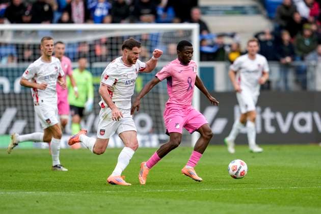 v li Budu Zivzivadze FCH, 11 , Bazoumana Toure Hoffenheim, 29 , duel, duel scene, duel, tackle, tackling, dynamics, action, action, 25 10 2025, Sinsheim Germany , Football, Bundesliga, TSG 1899 Hoffenheim 1 FC Heidenheim, DFB DFL REGULATIONS PROHIBIT ANY USE OF PHOTOGRAPHS AS IMAGE SEQUENCES AND OR QUASI VIDEO xozx