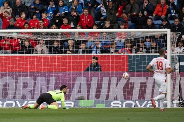 Goal for 1 0 by Fisnik Asllani TSG 1899 Hoffenheim, 11 li Diant Ramaj FC Heidenheim, 41 am boden GER, TSG 1899 Hoffenheim vs 1 FC Heidenheim, Soccer, Men, 1 Bundesliga, 8 Matchday, Season 2025 2026, 25 10 2025, DFL DFB REGULATIONS PROHIBIT ANY USE OF PHOTOGRAPHS AS IMAGE SEQUENCES AND OR QUASI VIDEO, GER, TSG 1899 Hoffenheim vs 1 FC Heidenheim, Football, Men, 1 Bundesliga, Matchday 8, Season 2025 2026, 25 10 2025 Sinsheim Copyright: xEibner-Pressefoto WolfgangxFrankx EP_WFK