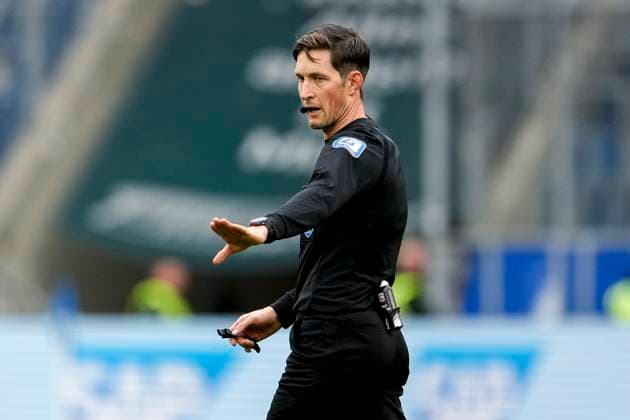 Dr Dr Matthias Jöllenbeck Referee , gives instructions, gestures, gesticulates with arms, single image, single photo, action, action, 25 10 2025, Sinsheim Germany , Football, Bundesliga, TSG 1899 Hoffenheim 1 FC Heidenheim, DFB DFL REGULATIONS PROHIBIT ANY USE OF PHOTOGRAPHS AS IMAGE SEQUENCES AND OR QUASI VIDEO xozx