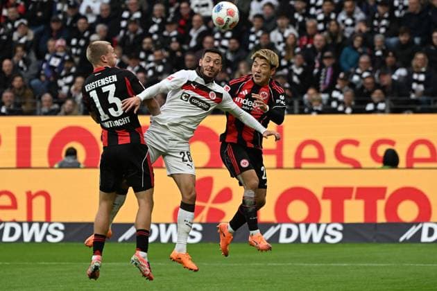 25 10 2025, xjhx, Fussball 1 Bundesliga, Eintracht Frankfurt FC St Pauli v l Rasmus Kristensen Eintracht Frankfurt Mathias Pereira Lage FC St Pauli Ritsu Doan Eintracht Frankfurt Zweikampf, Aktion, action, battle for the ball DFL DFB REGULATIONS PROHIBIT ANY USE OF PHOTOGRAPHS as IMAGE SEQUENCES and or QUASI VIDEO Frankfurt am Main