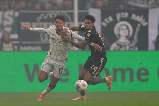 Jens Castrop (Borussia Mönchengladbach) und Luis Diaz (FC Bayern München) im Zweikampf waehrend des spiels der Bundesliga zwischen Borussia Mönchengladbach und FC Bayern München, Stadion im Borussia-Park am 25. October 2025 in Mönchengladbach, Deutschland. (Foto von Oliver Kaelke DeFodi Images) +++ Jens Castrop (Borussia Mönchengladbach) und Luis Diaz (FC Bayern München) battle for the ball during the Bundesliga match between Borussia Mönchengladbach and FC Bayern München at Stadion im Borussia-Park on October 25, 2025 in Mönchengladbach, Germany. (Photo by Oliver Kaelke DeFodi Images) DFL regulations prohibit any use of photographs as image sequences and or quasi-video. (Photo by Oliver Kaelke DeFodi Images) Jens Castrop Borussia Mönchengladbach and Luis Diaz FC Bayern Munich battle for the ball during the Bundesliga match between Borussia Mönchengladbach and FC Bayern Munich, Stadion im Borussia Park on October 25, 2025 in Mönchengladbach, Germany, Germany Photo by Oliver Kaelke DeFodi Images Jens Castrop Borussia Mönchengladbach and Luis Diaz FC Bayern München battle for the ball during the Bundesliga match between Borussia Mönchengladbach and FC Bayern München at Stadion im Borussia Park on October 25, 2025 in Mönchengladbach, Germany Photo by Oliver Kaelke DeFodi Images DFL regulations prohibit any use of photographs as image sequences and or quasi video Photo by Oliver Kaelke DeFodi Images