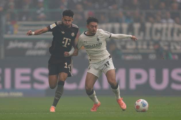 Luis Diaz (FC Bayern München) und Jens Castrop (Borussia Mönchengladbach) im Zweikampf waehrend des spiels der Bundesliga zwischen Borussia Mönchengladbach und FC Bayern München, Stadion im Borussia-Park am 25. October 2025 in Mönchengladbach, Deutschland. (Foto von Oliver Kaelke DeFodi Images) +++ Luis Diaz (FC Bayern München) und Jens Castrop (Borussia Mönchengladbach) battle for the ball during the Bundesliga match between Borussia Mönchengladbach and FC Bayern München at Stadion im Borussia-Park on October 25, 2025 in Mönchengladbach, Germany. (Photo by Oliver Kaelke DeFodi Images) DFL regulations prohibit any use of photographs as image sequences and or quasi-video. (Photo by Oliver Kaelke DeFodi Images) Luis Diaz FC Bayern München and Jens Castrop Borussia Mönchengladbach battle for the ball during the Bundesliga match between Borussia Mönchengladbach and FC Bayern München, Stadion im Borussia Park on October 25, 2025 in Mönchengladbach, Germany, Germany Photo by Oliver Kaelke DeFodi Images Luis Diaz FC Bayern München and Jens Castrop Borussia Mönchengladbach battle for the ball during the Bundesliga match between Borussia Mönchengladbach and FC Bayern München at Stadion im Borussia Park on October 25, 2025 in Mönchengladbach, Germany Photo by Oliver Kaelke DeFodi Images DFL regulations prohibit any use of photographs as image sequences and or quasi video Photo by Oliver Kaelke DeFodi Images