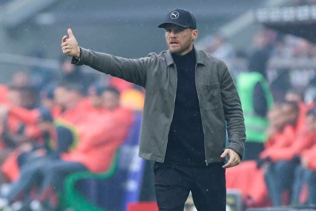 Trainer Eugen Polanski (Borussia Moenchengladbach) gestikuliert, Bundesliga, Borussia Mönchengladbach v FC Bayern München, Stadion im Borussia-Park am 25. October 2025 in Mönchengladbach, Deutschland. (Foto von Marco Steinbrenner DeFodi Images) Trainer Eugen Polanski (Borussia Moenchengladbach) gestures, Bundesliga, Borussia Mönchengladbach v FC Bayern München, Stadion im Borussia-Park, October 25, 2025 in Mönchengladbach, Germany. (Photo by Marco Steinbrenner DeFodi Images) DFL regulations prohibit any use of photographs as image sequences and or quasi-video. Coach Eugen Polanski Borussia Moenchengladbach gestures, Bundesliga, Borussia Moenchengladbach v FC Bayern Munich, Stadion im Borussia Park on October 25, 2025 in Moenchengladbach, Germany Photo by Marco Steinbrenner DeFodi Images Coach Eugen Polanski Borussia Moenchengladbach gestures, Bundesliga, Borussia Mönchengladbach v FC Bayern München, Stadion im Borussia Park, October 25, 2025 in Mönchengladbach, Germany Photo by Marco Steinbrenner DeFodi Images DFL regulations prohibit any use of photographs as image sequences and or quasi video