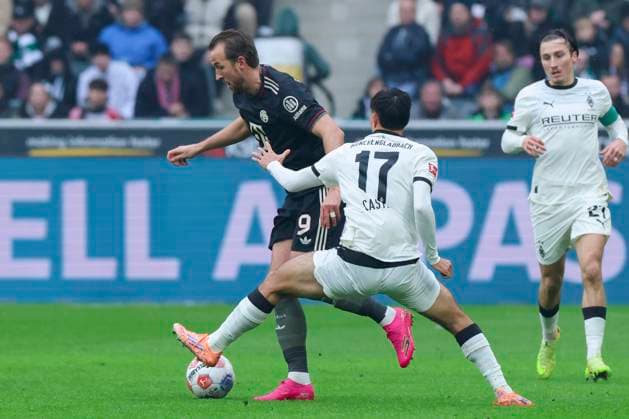 Harry Kane (FC Bayern Muenchen) und Jens Castrop (Borussia Moenchengladbach) kaempfen um den Ball, Bundesliga, Borussia Mönchengladbach v FC Bayern München, Stadion im Borussia-Park am 25. October 2025 in Mönchengladbach, Deutschland. (Foto von Marco Steinbrenner DeFodi Images) Harry Kane (FC Bayern Muenchen) und Jens Castrop (Borussia Moenchengladbach) battle for the ball, Bundesliga, Borussia Mönchengladbach v FC Bayern München, Stadion im Borussia-Park, October 25, 2025 in Mönchengladbach, Germany. (Photo by Marco Steinbrenner DeFodi Images) DFL regulations prohibit any use of photographs as image sequences and or quasi-video. Harry Kane FC Bayern Muenchen and Jens Castrop Borussia Moenchengladbach battle for the ball, Bundesliga, Borussia Mönchengladbach v FC Bayern München, Stadion im Borussia Park, October 25, 2025 in Mönchengladbach, Germany Photo by Marco Steinbrenner DeFodi Images Harry Kane FC Bayern Muenchen and Jens Castrop Borussia Moenchengladbach battle for the ball, Bundesliga, Borussia Mönchengladbach v FC Bayern München, Stadion im Borussia Park, October 25, 2025 in Mönchengladbach, Germany Photo by Marco Steinbrenner DeFodi Images DFL regulations prohibit any use of photographs as image sequences and or quasi video