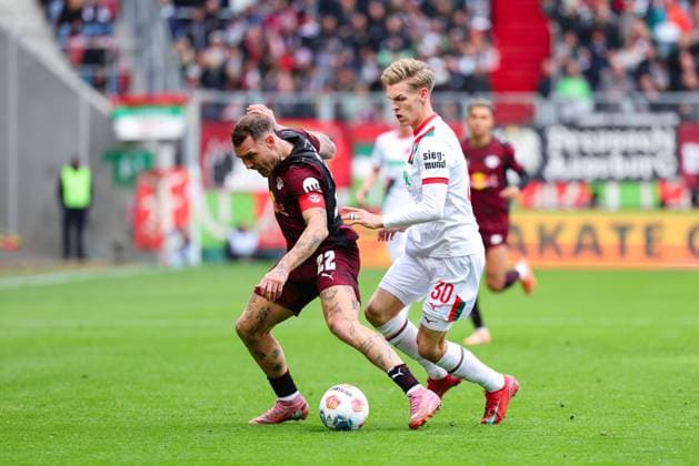 David Raum 22, RB Leipzig and Anton Kade 30, FC Augsburg at the match between FC Augsburg v RB Leipzig, Soccer, Men, Bundesliga, 2025 2026, Matchday 8 on 25 10 2025 in Augsburg, WWK Arena DFL and DFB regulations prohibit any use of photographs as image sequences and or quasi video Bayern Germany