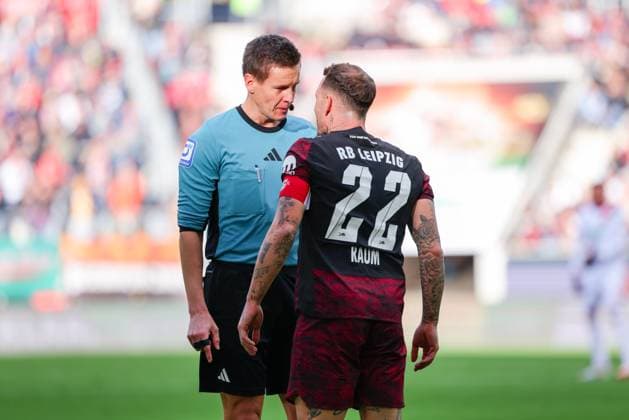Daniel Siebert Referee admonishes David Raum 22, RB Leipzig at the match between FC Augsburg v RB Leipzig, Football, Men, Bundesliga, 2025 2026, Matchday 8 on 25 10 2025 in Augsburg, WWK Arena DFL and DFB regulations prohibit any use of photographs as image sequences and or quasi video Bayern Germany