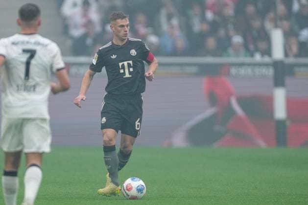 2025-10-25 Borussia Monchengladbach v FC Bayern Munchen - Bundesliga MOENCHENGLADBACH, GERMANY - OCTOBER 25: Joshua Kimmich of FC Bayern Munchen looks on during the Bundesliga match between Borussia Monchengladbach and FC Bayern Munchen at Borussia-Park on October 25, 2025 in Moenchengladbach, Germany. Moenchengladbach Borussia-Park Germany Content not available for redistribution in The Netherlands directly or indirectly through any third parties. Copyright: xJorisxVerwijstx