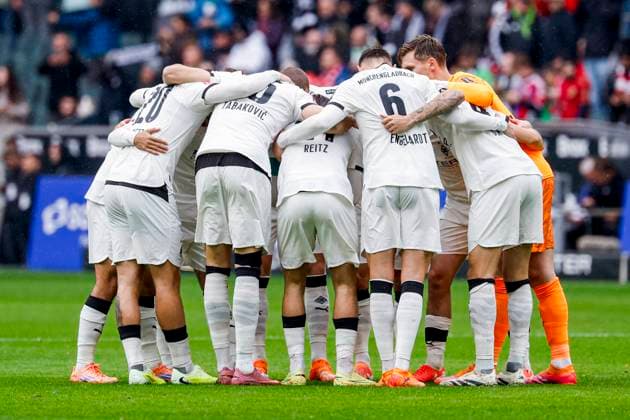 team of Borussia Mönchengladbach form a huddle Borussia Mönchengladbach v FC Bayern München, Bundesliga, Borussia Mönchengladbach v FC Bayern München, Stadion im Borussia-Park, October 25, 2025, Mönchengladbach, Germany.