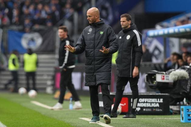 25 10 2025, xtgx, Fußball 1 Bundesliga, Hamburger SV VfL Wolfsburg emspor, v l Paul Simonis Wolfsburg, Trainer gibt Anweisungen, gestikuliert mit den Armen, gesticulate, gives instructions DFL DFB REGULATIONS PROHIBIT ANY USE OF PHOTOGRAPHS as IMAGE SEQUENCES and or QUASI VIDEO Hamburg