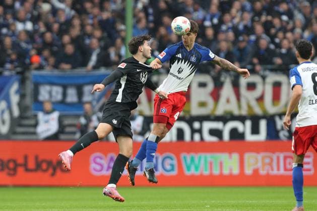 25 10 2025, xtgx, Soccer 1 Bundesliga, Hamburger SV VfL Wolfsburg emspor, v l Jonas Wind Wolfsburg, 23 , Luka Vuskovic HSV, 44 duel, duel, fight, tackle DFL DFB REGULATIONS PROHIBIT ANY USE OF PHOTOGRAPHS as IMAGE SEQUENCES and or QUASI VIDEO Hamburg