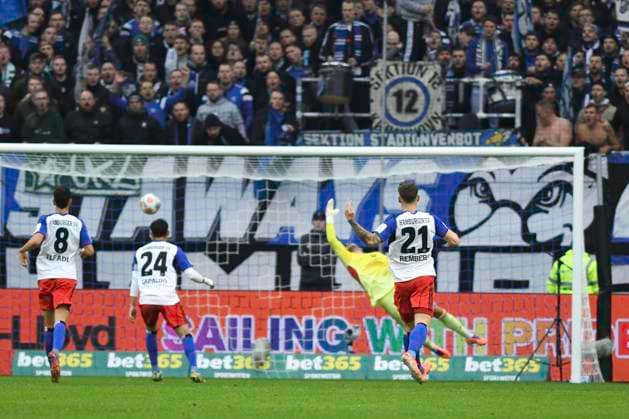GER 1 FBL,, Hamburger SV vs VfL Wolfsburg 25 10 2025, Volksparkstadion, Hamburg, GER 1 FBL, Hamburger SV vs VfL Wolfsburg in the picture Adam Daghim Wolfsburg 11 shoots the goal to 1 0 for Wolfsburg past goalkeeper Daniel Heuer Fernandes Hamburg 01 nordphotoxGmbH xWitke nph00002