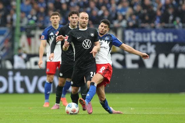 25 10 2025, xtgx, Soccer 1 Bundesliga, Hamburger SV VfL Wolfsburg emspor, v l Christian Eriksen Wolfsburg, 24 , Daniel Elfadli HSV, 8 duel, duel, fight, tackle DFL DFB REGULATIONS PROHIBIT ANY USE OF PHOTOGRAPHS as IMAGE SEQUENCES and or QUASI VIDEO Hamburg