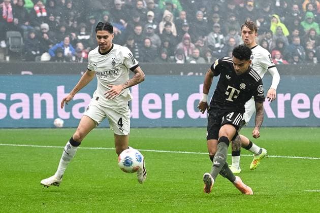 25 10 2025, Soccer 1 Bundesliga, Season 2025 2026, 08 Matchday, Borussia Moenchengladbach FC Bayern Muenchen at Borussia Park in Moenchengladbach Kevin Diks Borussia Moenchengladbach, 04 cannot prevent ä14fcb from scoring Important note According to the regulations of the DFL German Football League or the DFB German Football Association, it is prohibited, to utilize or have utilized photographs taken in the stadium and or of the match in the form of sequential images and or video-like photo series Foto Kirchner Media Thomas Haesler Copyright: xKirchner-Media ThomasxHaeslerx