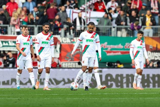 disappointment at Robin Fellhauer 19 FC Augsburg , Elias Saad 26 FC Augsburg , Alexis Claude Maurice 20 FC Augsburg , Dimitrios Giannoulis 13 FC Augsburg after the goal to 0 2, FC Augsburg vs RB Leipzig, Football, 1 Bundesliga, Matchday 8, 25 10 2025 DFB regulations prohibit any use of photographs as image sequences and or quasi video Augsburg Bayern Germany Copyright: xkolbert-press ChristianxKolbertx
