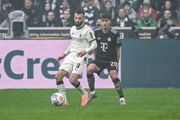 25 10 2025, Soccer 1 Bundesliga, Season 2025 2026, 08 Matchday, Borussia Moenchengladbach FC Bayern Muenchen at Borussia Park in Moenchengladbach Tom Bischof FC Bayern Muenchen, 20 sets Franck Honorat Borussia Moenchengladbach, 09 under pressure Important note In accordance with the regulations of the DFL German Football League and the DFB German Football Association, it is prohibited to utilize or have utilized photographs taken in the stadium and or of the match in the form of sequential images and or video-like photo series Foto Kirchner Media Thomas Haesler Copyright: xKirchner-Media ThomasxHaeslerx