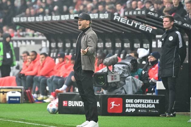 25 10 2025, Soccer 1 Bundesliga, Season 2025 2026, 08 Matchday, Borussia Moenchengladbach FC Bayern Muenchen at Borussia Park in Moenchengladbach Eugen Polanski Borussia Moenchengladbach, Coach on the sidelines Important note According to the regulations of the DFL German Football League and the DFB German Football Association, it is prohibited to to utilize or have utilized photographs taken in the stadium and or of the match in the form of sequential images and or video-like photo series Foto Kirchner Media Thomas Haesler Copyright: xKirchner-Media ThomasxHaeslerx