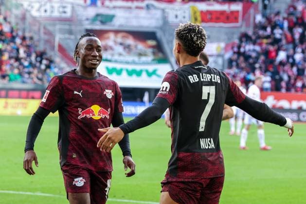 Yan Diomande 49 RB Leipzig and Antonio Nusa 7 RB Leipzig cheer after the 0 3, FC Augsburg vs RB Leipzig, Football, Men, DFL, Bundesliga, Season 2025 2026, WWK Arena, Matchday 8, 25 10 2025 Augsburg Bayern Germany Copyright: xkolbert-press MartinxAgüerax