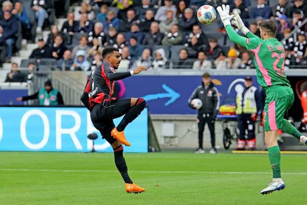 Frankfurt, Germany 25 October 2025 1 BL 2025 2026 Eintracht Frankfurt vs FC St Pauli In picture v re iTorwart Nikola Vasilj St Pauli saves from Ansgar Knauff Frankfurt DFL regulations prohibit any use of photographs as image sequences and or quasi video Deutsche Bank Park Hessen Copyright: xFotostandx xRacochax