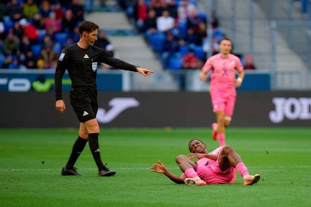 1 Soccer Bundesliga TSG Hoffenheim vs 1 FC Heidenheim 25 10 2025 Bazoumana Toure 29 TSG Hoffenheim lies injured on the ground, referee points to the incident 1 Bundesliga TSG Hoffenheim vs 1 FC Heidenheim on 25 10 2025 at the PreZero Arena in Sinsheim DFL REGULATIONS PROHIBIT ANY USE OF PHOTOGRAPHS AS IMAGE SEQUENCES AND OR QUASI VIDEO Copyright: xBEAUTIFULxSPORTS Gelhardtx