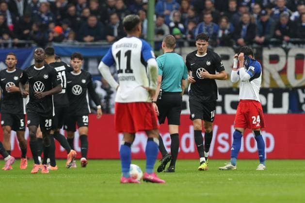 25 10 2025, xtgx, Soccer 1 Bundesliga, Hamburger SV VfL Wolfsburg emspor, v l jubilation after the 0 1 by Adam Daghim Wolfsburg, 11 , Nicolas Copaldo HSV, 24 disappointed, looks disappointed, disappointed DFL DFB REGULATIONS PROHIBIT ANY USE OF PHOTOGRAPHS as IMAGE SEQUENCES and or QUASI VIDEO Hamburg
