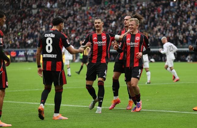 25 10 2025, Soccer Bundesliga, Eintracht Frankfurt FC St Pauli, v l , Goal celebration, celebrate the goal, Jonathan Burkardt Eintracht Frankfurt , Goal celebration, celebrate the goal, Robin Koch Eintracht Frankfurt , Fares Chaibi Eintracht Frankfurt DFL DFB REGULATIONS PROHIBIT ANY USE OF PHOTOGRAPHS AS IMAGE SEQUENCES AND OR QUASI VIDEO xdcx Copyright: HMBxMedia Claus