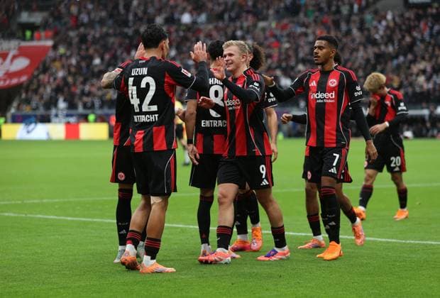 25 10 2025, Soccer Bundesliga, Eintracht Frankfurt FC St Pauli, v l , Goal celebration, celebrate the goal DFL DFB REGULATIONS PROHIBIT ANY USE OF PHOTOGRAPHS AS IMAGE SEQUENCES AND OR QUASI VIDEO xdcx Copyright: HMBxMedia Claus