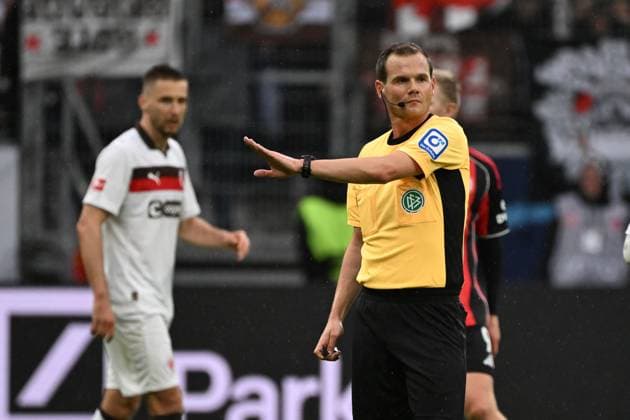 25 10 2025, xjhx, Fussball 1 Bundesliga, Eintracht Frankfurt FC St Pauli v l Referee Referee Dr Robin Braun Wuppertal gives instructions, gesticulates, gesticulate with arms gives instructions, gesticulate DFL DFB REGULATIONS PROHIBIT ANY USE OF PHOTOGRAPHS as IMAGE SEQUENCES and or QUASI VIDEO Frankfurt am Main