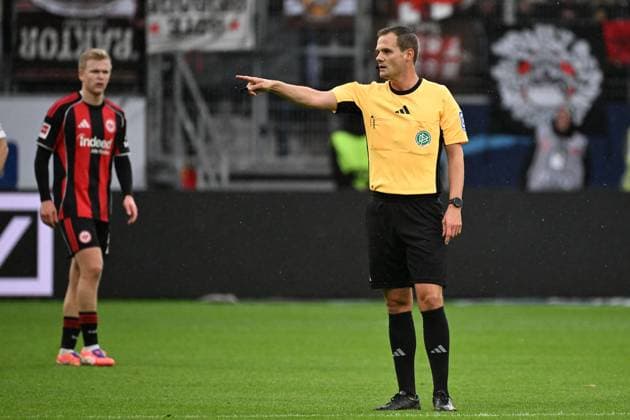 25 10 2025, xjhx, Fussball 1 Bundesliga, Eintracht Frankfurt FC St Pauli v l Referee Referee Dr Robin Braun Wuppertal gives instructions, gesticulates, gesticulate with arms gives instructions, gesticulate DFL DFB REGULATIONS PROHIBIT ANY USE OF PHOTOGRAPHS as IMAGE SEQUENCES and or QUASI VIDEO Frankfurt am Main