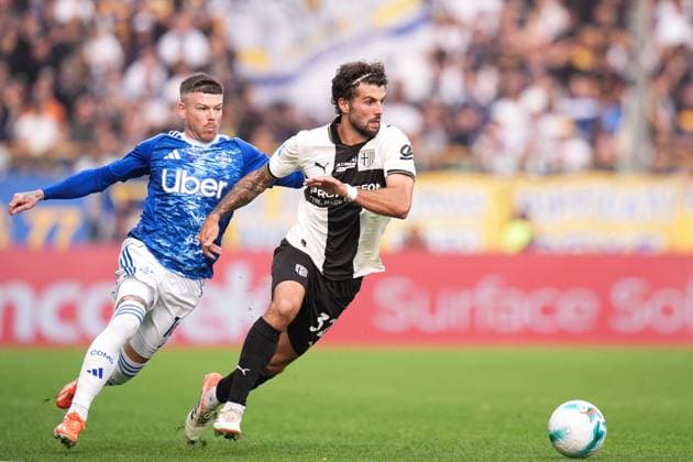 Parma s Patrick Cutrone fights for the ball with Como™s Alberto Moreno Perez during the Serie A soccer match between Parma and Como at Ennio Tardini Stadium in Parma, North Italy, Saturday, October 25, 2025. Soccer  Copyright: xMassimoxPaolone LaPressex