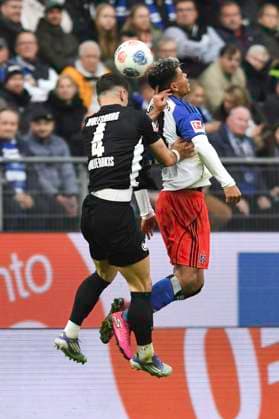 GER 1 FBL,, Hamburger SV vs VfL Wolfsburg 25 10 2025, Volksparkstadion, Hamburg, GER 1 FBL, Hamburger SV vs VfL Wolfsburg in the picture Ransford Yeboah Koenigsdoerffer Königsdörffer Hamburg 11 tries to assert himself against Konstantinos Koulierakis Wolfsburg 04 nordphotoxGmbH xWitke nph00002