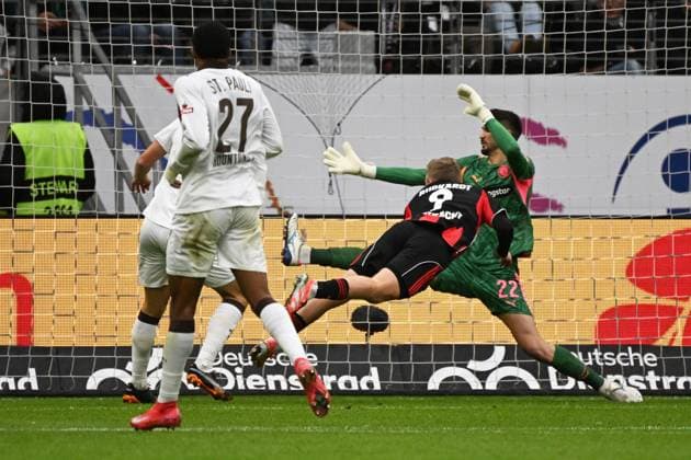 25 10 2025, xjhx, Fussball 1 Bundesliga, Eintracht Frankfurt FC St Pauli v l Jonathan Jonny Burkardt Eintracht Frankfurt Torschuetze, erzielt das Tor, Treffer, scores the goal 1 0 Nikola Vasilj FC St Pauli DFL DFB REGULATIONS PROHIBIT ANY USE OF PHOTOGRAPHS as IMAGE SEQUENCES and or QUASI VIDEO Frankfurt am Main