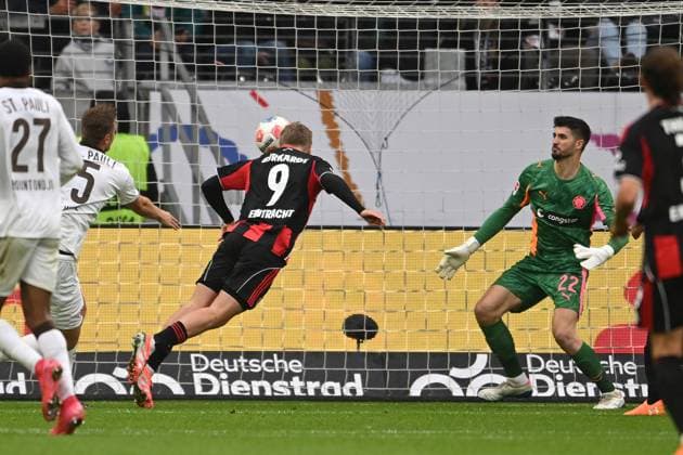 Soccer 1 Bundesliga 8 Matchday Eintracht Frankfurt FC St Pauli on 25 10 2025 at Deutsche Bank Park in Frankfurt Header to 1 0 by Jonathan Burkardt Frankfurt DFL regulations prohibit any use of photographs as image sequences and or quasi video xJKx