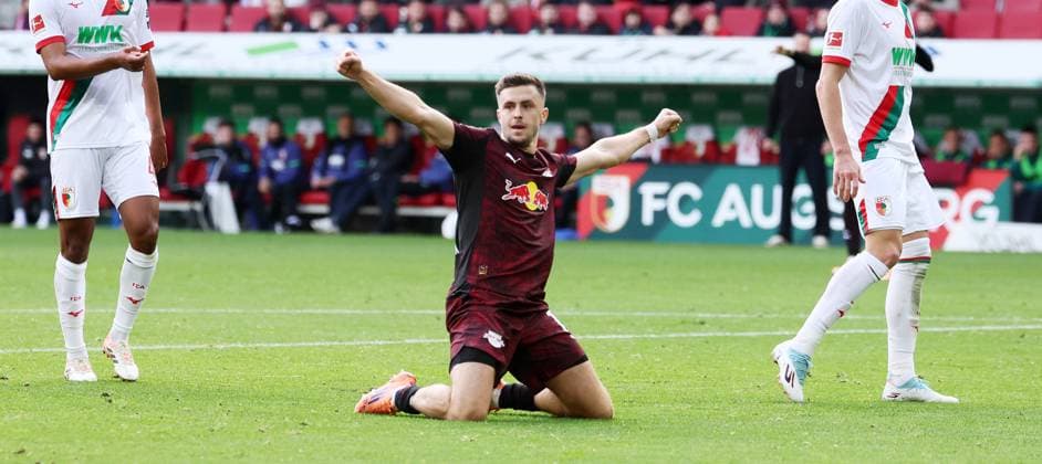 Augsburg RB Leipzig Bundesliga Augsburg, 25 10 2025, WWK Arena, Fußball, 1 Bundesliga, 8 Spieltag , FC Augsburg vs RB Leipzig , Im Bild Tor für RB Leipzig Christoph Baumgartner 14, RB Leipzig scores to 0 4 und jubiliert mit den Teamkollegen , Nur zur redaktionellen Nutzung Only editorial use , DFL DFB regulations prohibit any use of photographs as image sequences and or quasi video ,