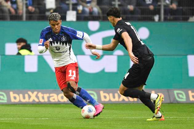 GER 1 FBL,, Hamburger SV vs VfL Wolfsburg 25 10 2025, Volksparkstadion, Hamburg, GER 1 FBL, Hamburger SV vs VfL Wolfsburg in the picture Ransford Yeboah Koenigsdoerffer Königsdörffer Hamburg 11 tries to assert himself against Jenson Danluca Seelt Wolfsburg 14 nordphotoxGmbH xWitke nph00002