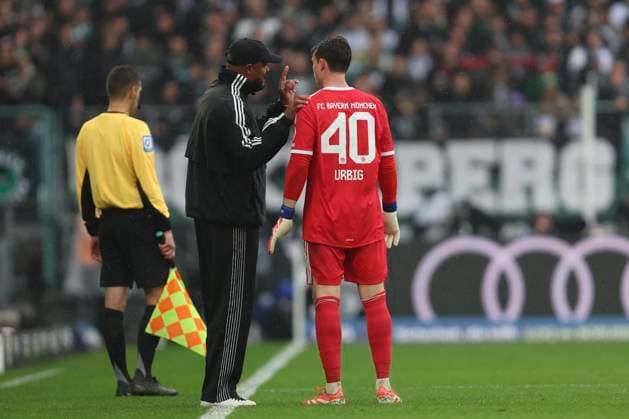 Trainer Vincent Kompany (FC Bayern München) spricht mit Torwart Jonas Urbig (FC Bayern München) waehrend des spiels der Bundesliga zwischen Borussia Mönchengladbach und FC Bayern München, Stadion im Borussia-Park am 25. October 2025 in Mönchengladbach, Deutschland. (Foto von Oliver Kaelke DeFodi Images) +++ Trainer Vincent Kompany (FC Bayern München) speaks with Torwart Jonas Urbig (FC Bayern München) during the Bundesliga match between Borussia Mönchengladbach and FC Bayern München at Stadion im Borussia-Park on October 25, 2025 in Mönchengladbach, Germany. (Photo by Oliver Kaelke DeFodi Images) DFL regulations prohibit any use of photographs as image sequences and or quasi-video. (Photo by Oliver Kaelke DeFodi Images) Coach Vincent Kompany FC Bayern München speaks with goalkeeper Jonas Urbig FC Bayern München during the Bundesliga match between Borussia Mönchengladbach and FC Bayern München, Stadion im Borussia Park on October 25, 2025 in Mönchengladbach, Germany, Germany Photo by Oliver Kaelke DeFodi Images Trainer Vincent Kompany FC Bayern München speaks with goalkeeper Jonas Urbig FC Bayern München during the Bundesliga match between Borussia Mönchengladbach and FC Bayern München at Stadion im Borussia Park on October 25, 2025 in Mönchengladbach, Germany Photo by Oliver Kaelke DeFodi Images DFL regulations prohibit any use of photographs as image sequences and or quasi video Photo by Oliver Kaelke DeFodi Images