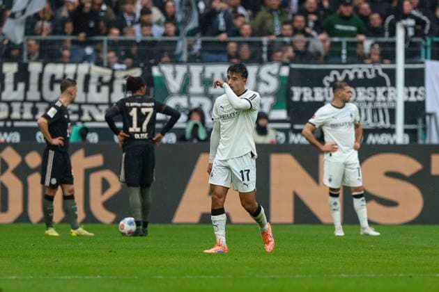 Moenchengladbach, Germany, 25 10 25 Jens Castrop Borussia Moenchengladbach walks off the field after receiving a red card during the Bundesliga match between Borussia Moenchengladbach vs FC Bayern Munich at the stadium in Borussia Park Moenchengladbach Stadion im Borussia Park North Rhine Westphalia Germany Copyright: xBrauer-Fotoagenturx xAdrianxSchlx