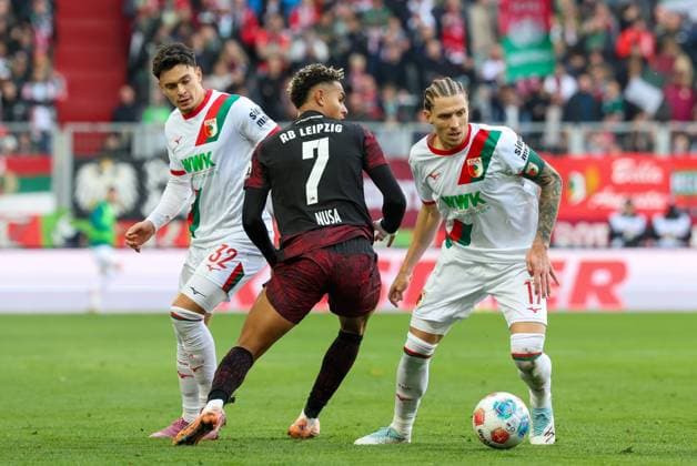in duel, action, with Fabian Rieder 32 FC Augsburg , Antonio Nusa 7 RB Leipzig , Kristijan Jakic 17 FC Augsburg , FC Augsburg vs RB Leipzig, Soccer, 1 Bundesliga, 8 Matchday, 25 10 2025 DFB regulations prohibit any use of photographs as image sequences and or quasi video Augsburg Bayern Germany Copyright: xkolbert-press ChristianxKolbertx