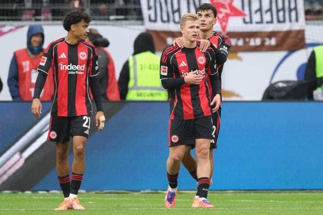 Eintracht Frankfurt FC St Pauli, 1 FBL Jonathan Burkardt, Jonny Burkardt Eintracht Frankfurt, 9 cheers after the goal to 0 1 Left Nathaniel Brown Eintracht Frankfurt, 21 , right Can Uzun Eintracht Frankfurt, 42 Bundesliga match between Eintracht Frankfurt and FC St Pauli on October 25, 2025 at Deutsche Bank Park in Frankfurt am Main , Frankfurt am Main Hessen Germany Deutsche Bank Park
